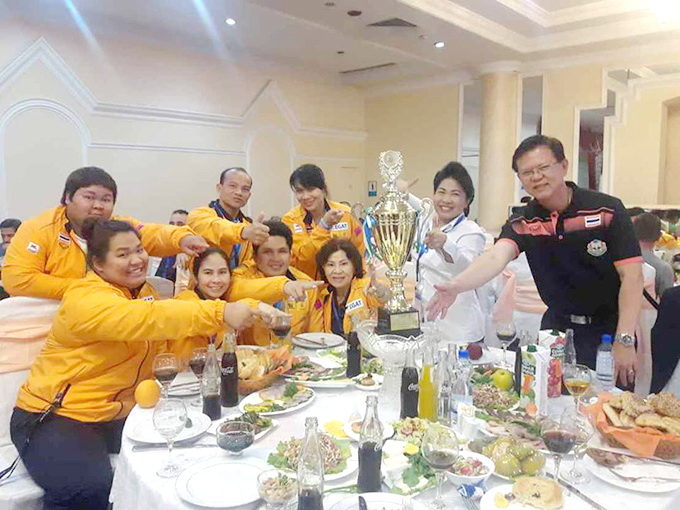 ฉลองชัย.....ทีมจอมพลังสาวไทย พร้อมสต๊าฟ ร่วมฉลองชัยในการแข่งขัน ยกน้ำหนักชิงชนะเลิศแห่งเอเชีย 2016 ที่กรุงทาซเคนท์ ประเทศอุซเบกิสถาน  ได้อันดับ 2 กลับบ้าน โดยมี ทีมประเทศจีน ครองเจ้าเหรียญทอง ในการแข่งขัน เมื่อวันก่อน