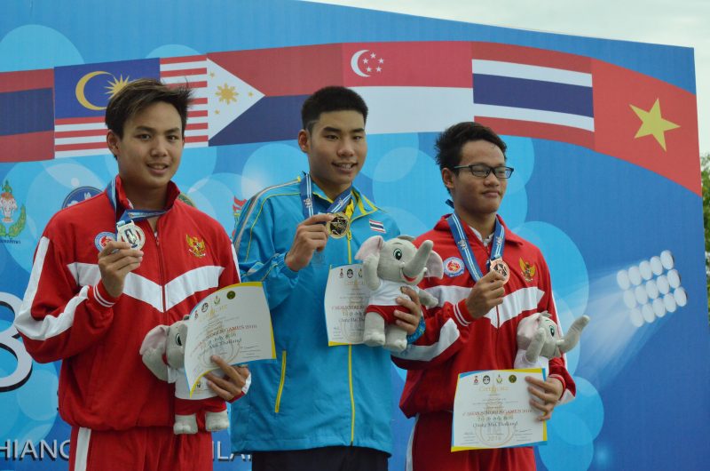 ประเดิมทอง...นักกีฬาว่ายน้ำนักเรียนไทย ชาคร วันเพ็ญ ลงสระว่าฟรีสไตล์ 400 ม. ประเดิมเหรียญทอง ให้กับทัพนักกีฬาไทย ใน สกุลเกมส์ ที่สระว่ายน้ำ เชียงใหม่ 700 ปี ที่มีการชิงทองวันแรก 8 เหรียญทอง ไทยกวาดมา 5 ทอง เมื่องัวนที่ 23 ก.ค. 59
