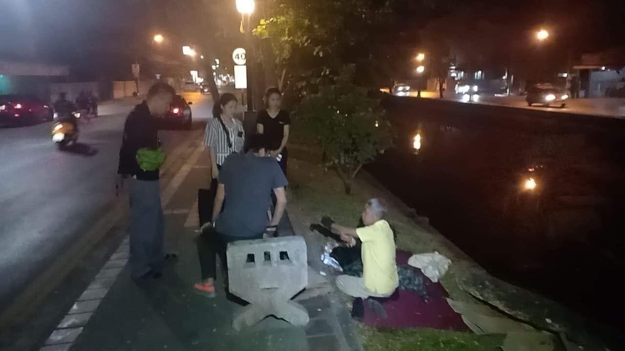 สภ.เมืองเชียงใหม่ ออกแจง ยันไม่มีการจับกุม “คนไร้บ้าน” ฝ่าฝืนมาตรการเคอร์ฟิว หลังปรากฎข่าวถูกตำรวจจับในเชียงใหม่ - Chiang Mai News