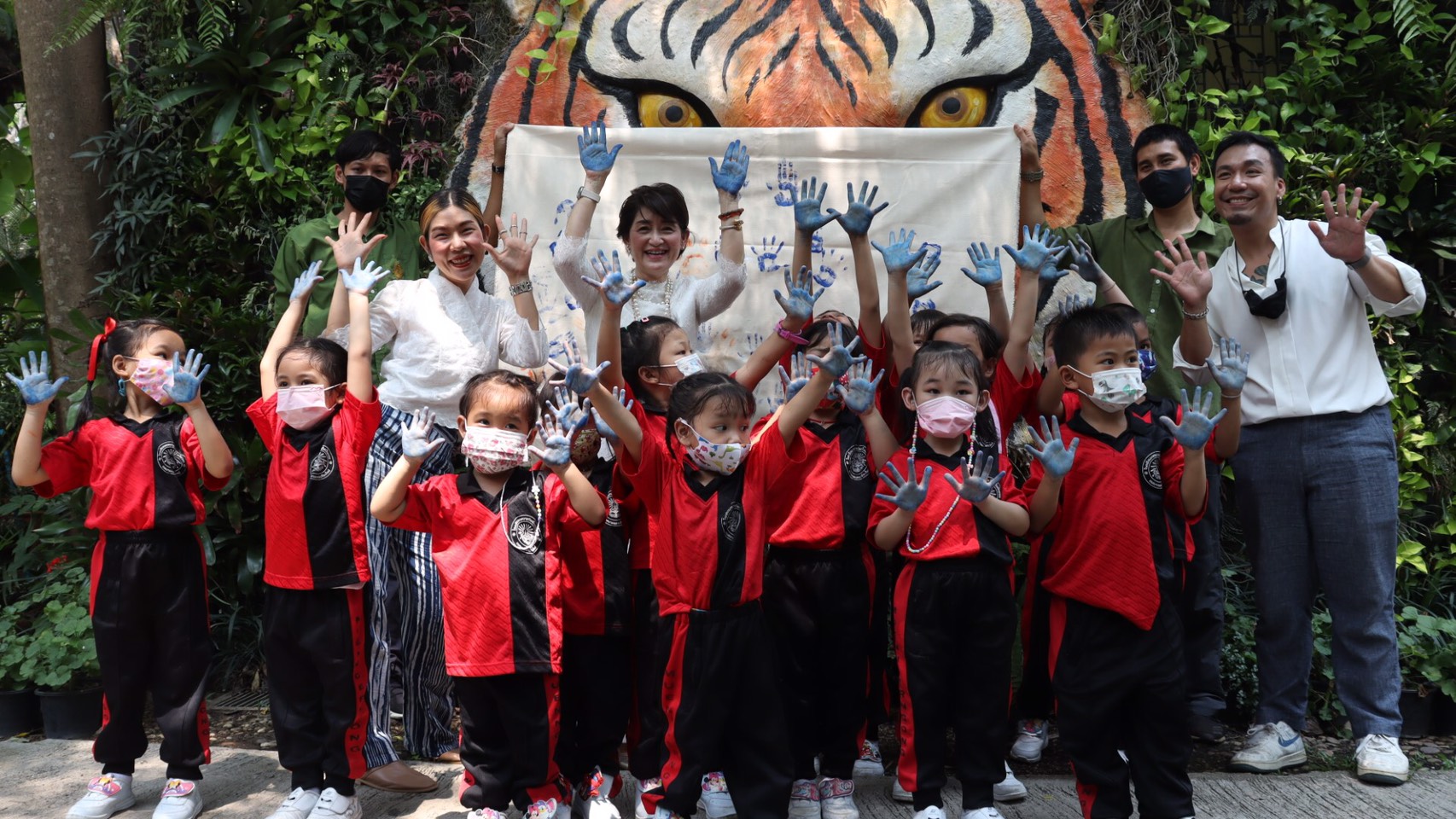 แห่งแรกในโลก คุ้มเสือแม่ริม นำเสือสร้างงานศิลปะร่วมกับเด็กอนุบาล - Chiang  Mai News