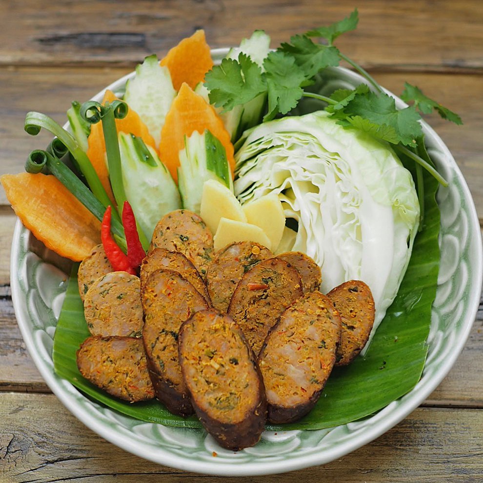 ไส้อั่ว” อาหารเหนือรสเลิศ สูตรโฮมเมดกลิ่นหอมหนักเครื่อง พร้อมสูตรเครื่องแกง - Chiang Mai News
