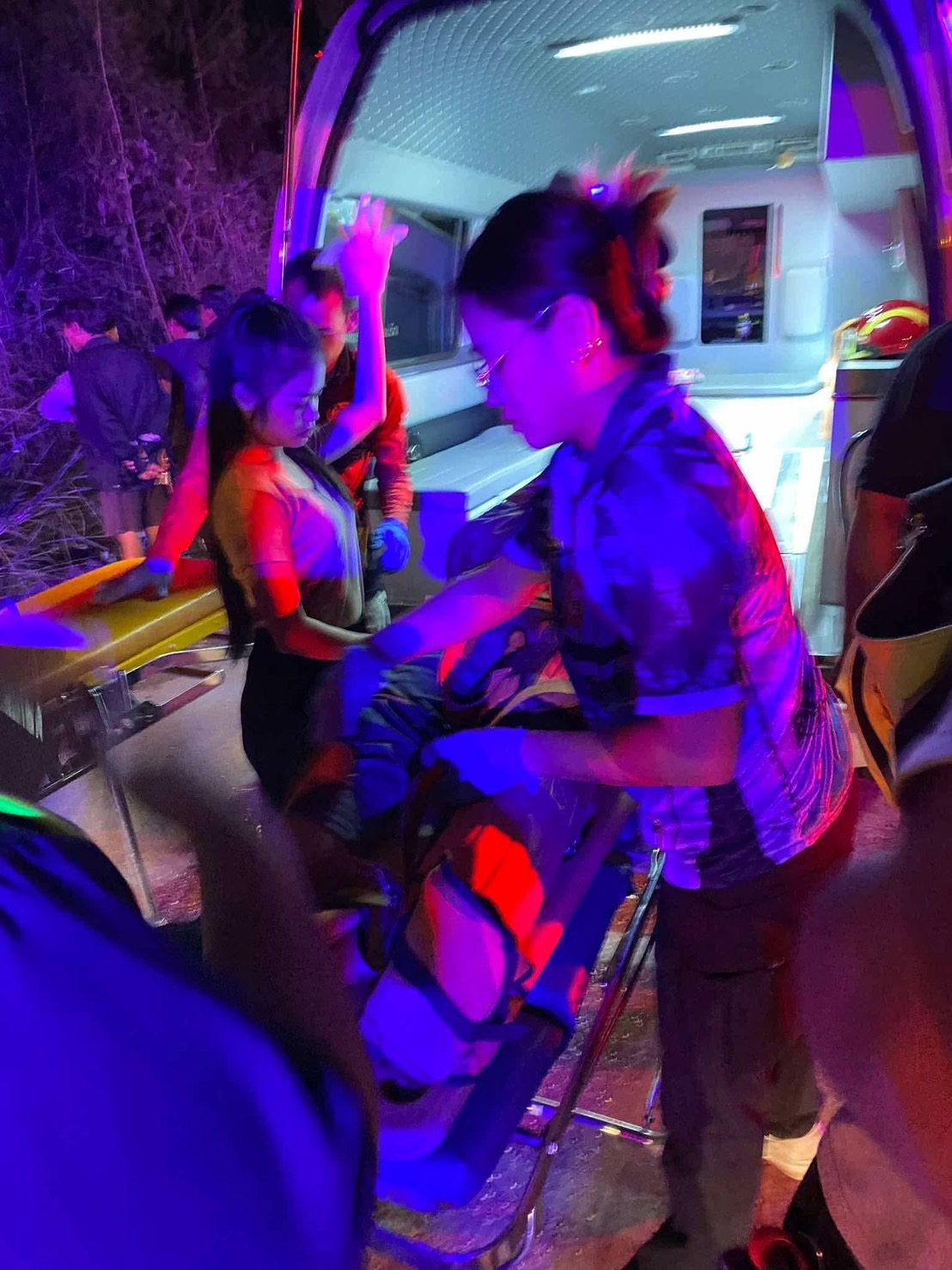 Car-truck collision in Chiang Mai injures 16 longan workers | News by Thaiger