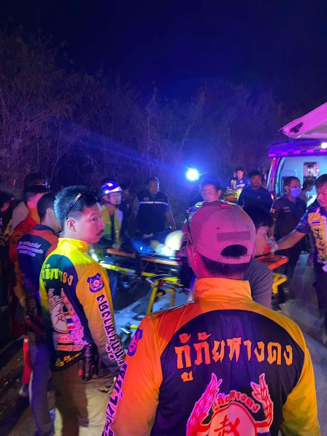 Car-truck collision in Chiang Mai injures 16 longan workers | News by Thaiger