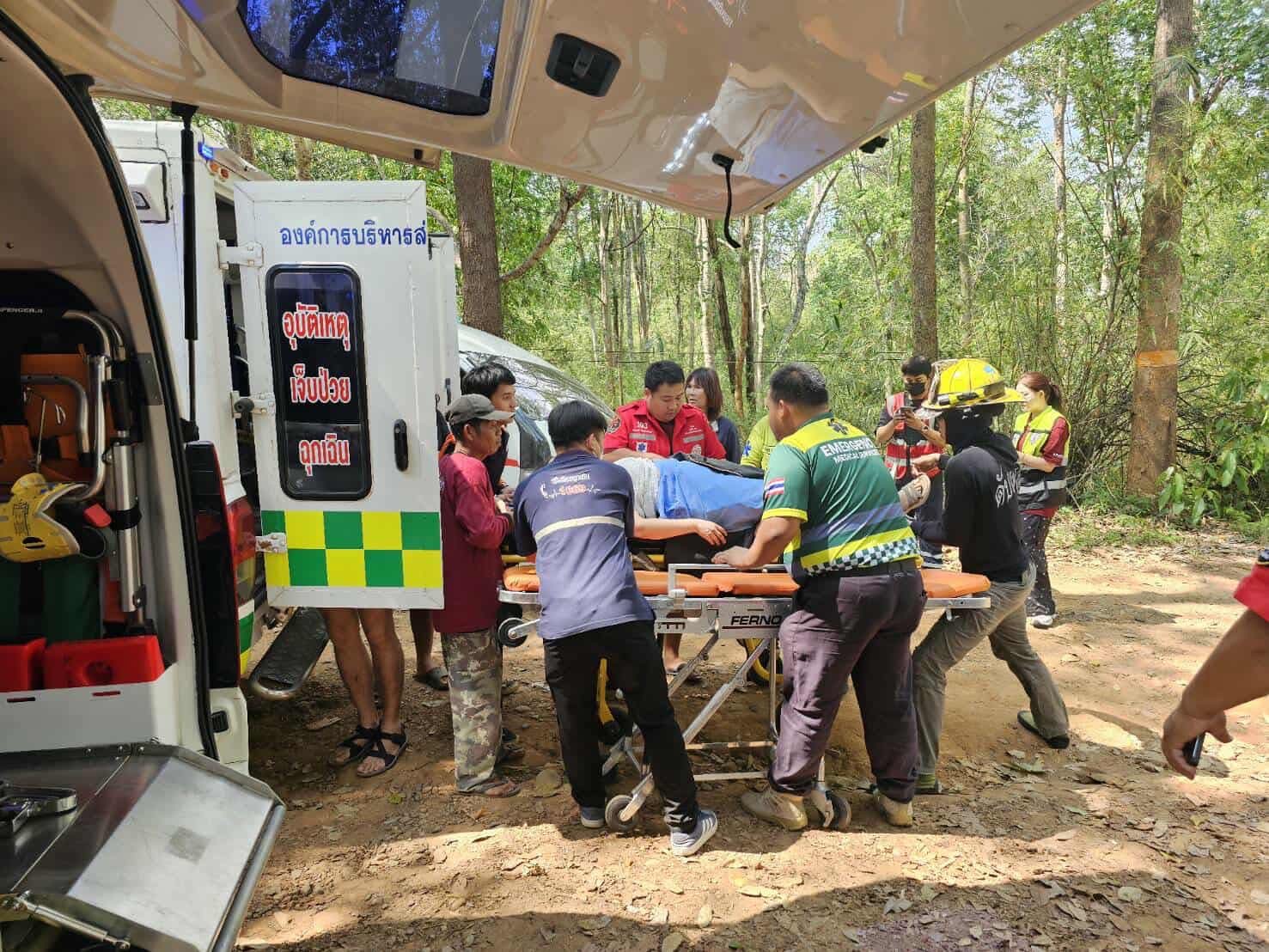 Pickup truck crash in Chiang Mai injures eight tourists and locals | News by Thaiger