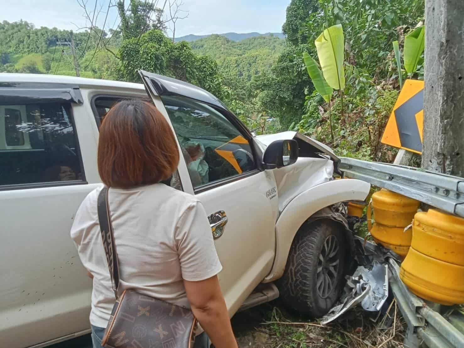 Teachers' pickup collides with guardrail, injuring seven in Mae Hong Son | News by Thaiger